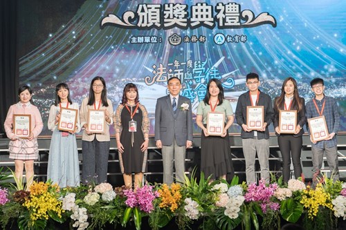 部長與「全國法規資料庫創意教學競賽」高中職組得獎者合照