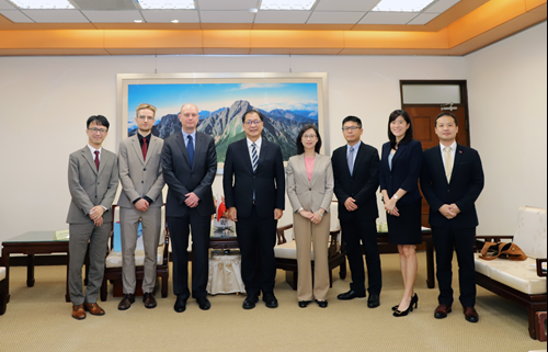 波蘭臺北辦事處代表 Janusz Bilski 先生等人拜會法務部，部長親自接見，雙方就司法互助合作交換意見並合影留念。