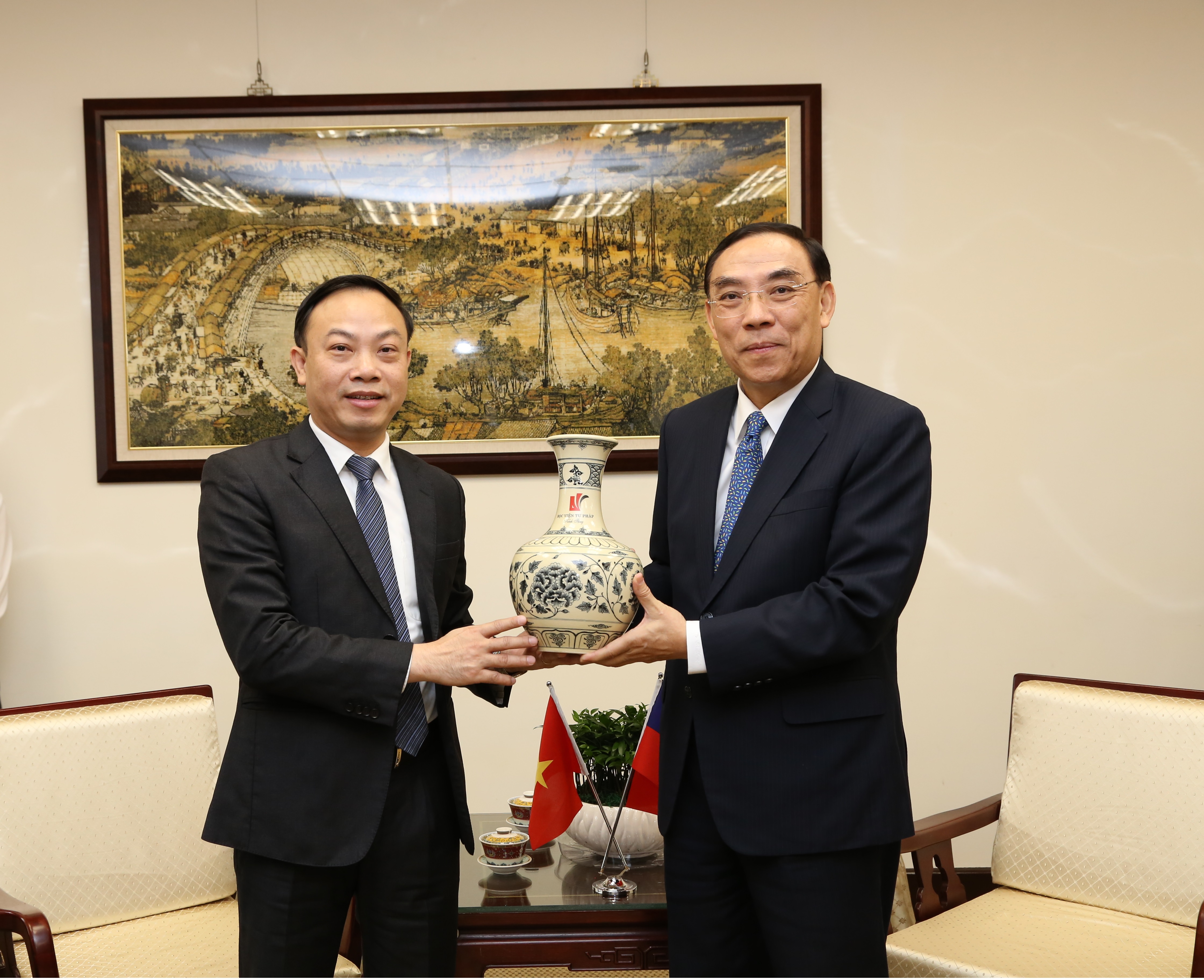 A delegation led by Mr. Nguyen Xuan Thu, Deputy Dean of Judicial Academy in Vietnam, visited MOJ to exchange views on MLA and training programs on Aug. 13, 2019