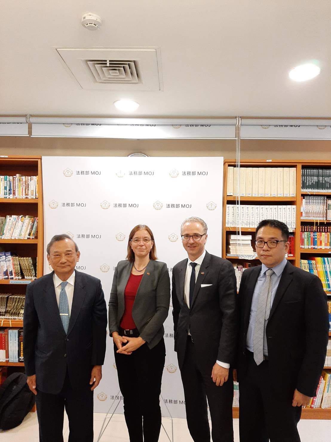 A delegation led by Dr. Arndt Sinn, Prof. of School of Law of Osnabrück University Germany, visited MOJ to exchange views on alternative measure of death penalty in Germany on Sep. 5, 2019