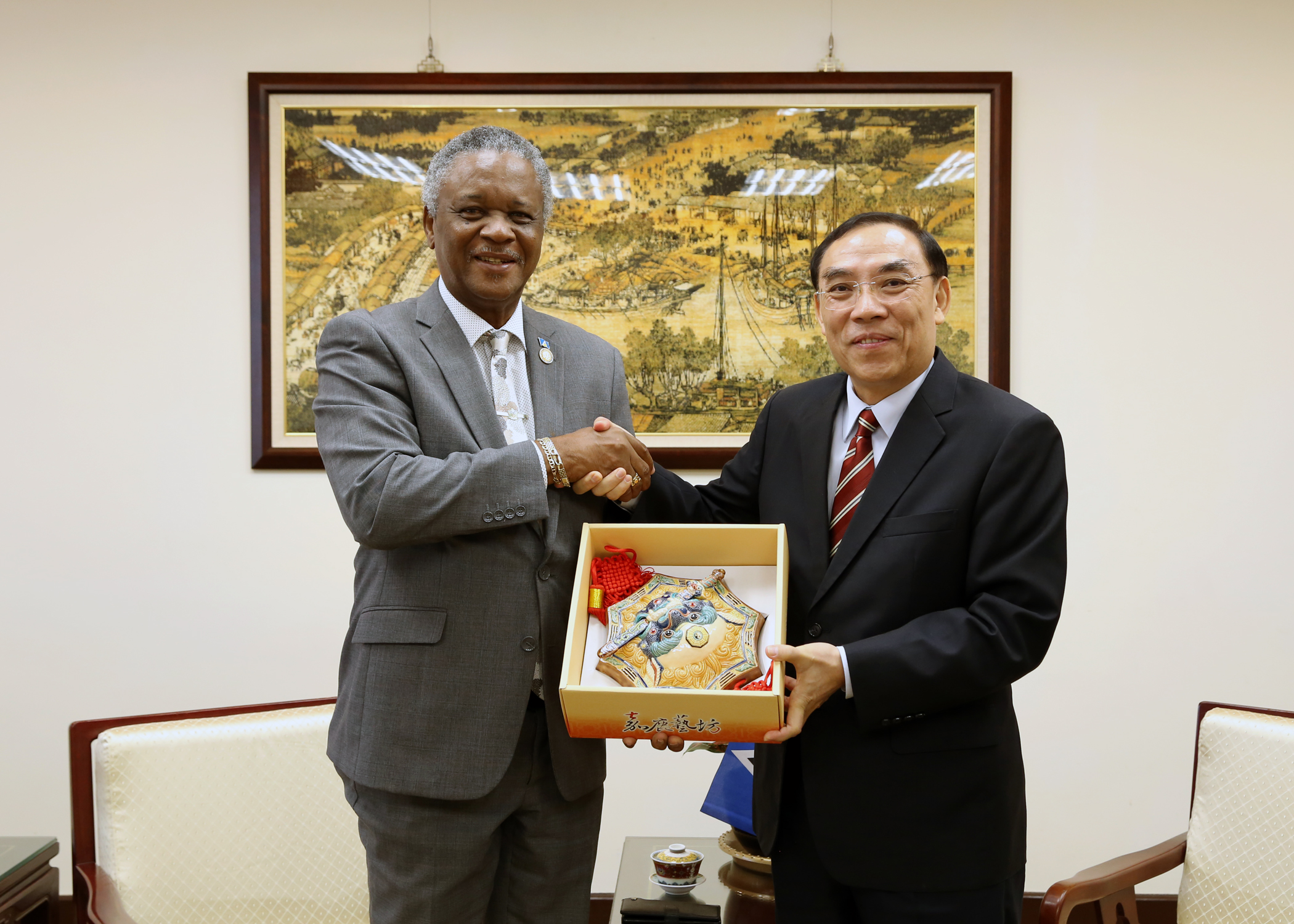 A delegation led by Hon. Hermangild Francis, Minister for Home Affairs, Justice and National Security Saint Lucia, visited MOJ to exchange views on MLA and training programs on Sep. 25, 2019