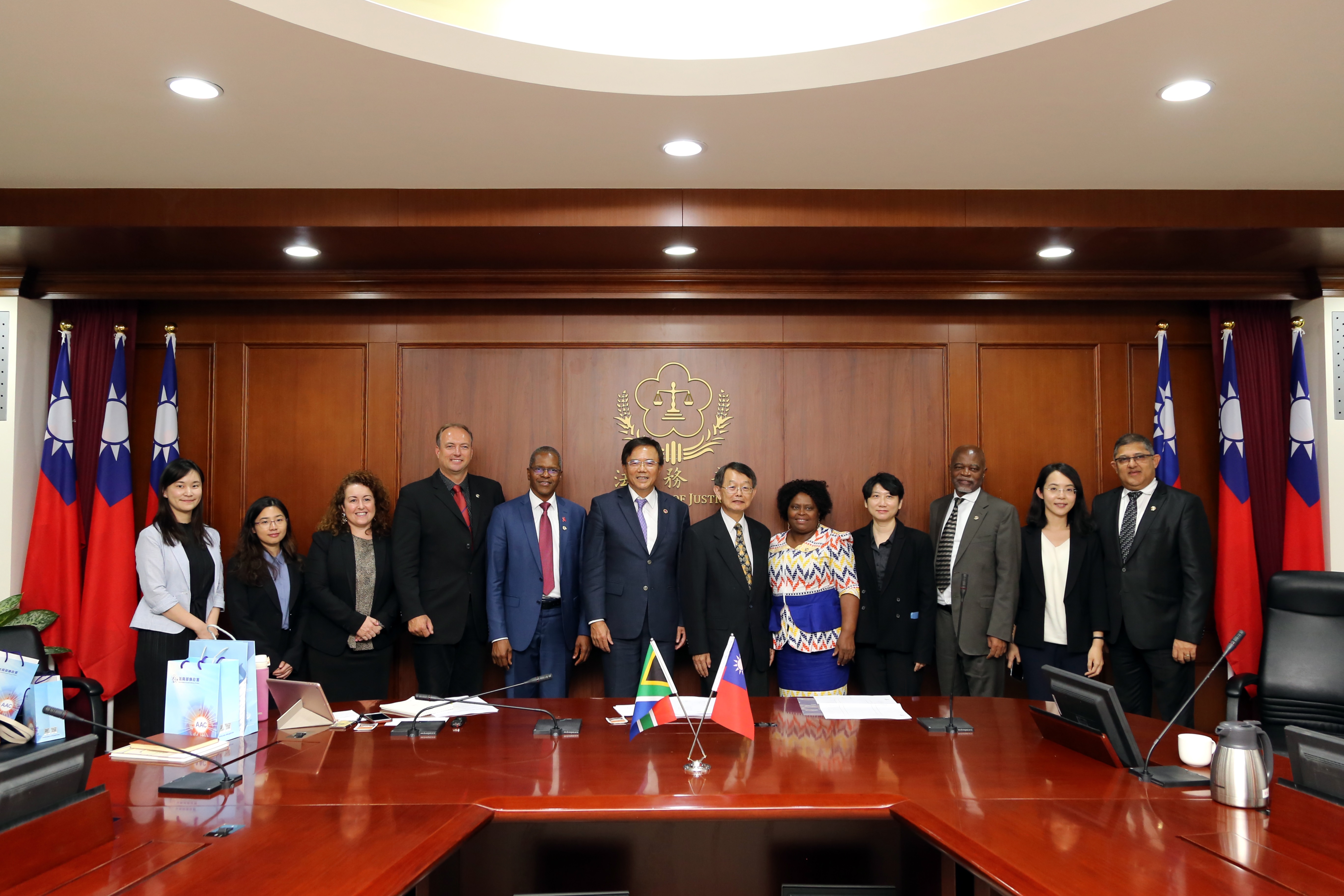 A delegation led by Hon. Velenkosini Fiki Hlabisa, the President of Inkatha Freedom Party in South Africa, visited MOJ to exchange views on anti-corruption, anti-money laundering and judicial reform on 17 Dec. 2019.